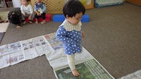 お部屋で遊んでいる