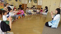 手遊びを楽しんでいる子ども達
