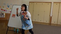こいのぼりの由来をお話している先生