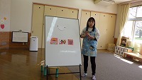 こいのぼりにちなんだクイズを出している先生