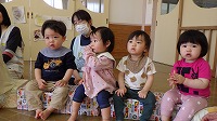 お話を集中して聞いている子ども達