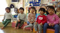 お話を集中して聞いている子ども達