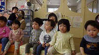 お話を集中して聞いている子ども達