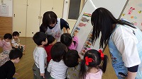 自分の顔がついているこいのぼりを見ている子ども達