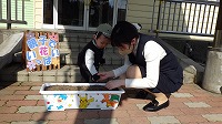 親子で種まきをしている様子
