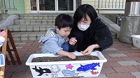 親子で種まきをしている様子