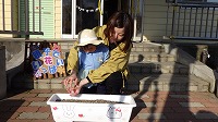 親子で種まきをしている様子