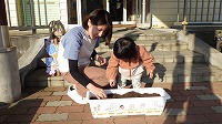 親子で種まきをしている様子