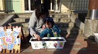 親子で種まきをしている様子