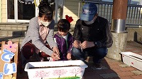 親子で種まきをしている様子