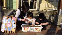 親子で種まきをしている様子