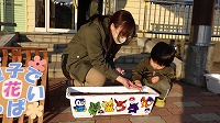 親子で種まきをしている様子