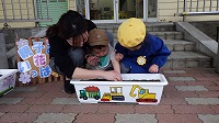 親子で種まきをしている様子