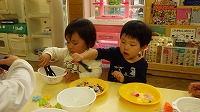 トングを使っておままごとをしている男の子達