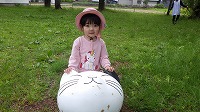 猫の遊具に乗ってわらっている女の子