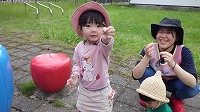 摘んだ植物を見て～と見せている女の子