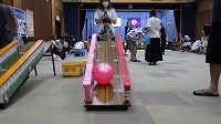 遊びのコーナー　たおしてポンを楽しんでいる子ども