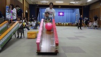 遊びのコーナー　たおしてポンを楽しんでいる子ども