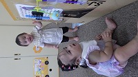 座っている友達を見ている女の子