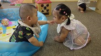女の子の顔に触れている男の子