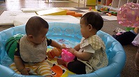 玩具を引っ張り合う男の子と女の子