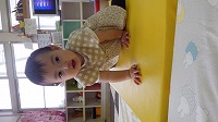 マットの上でハイハイする髪の短い女の子