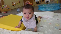腹ばいで笑っている男の子