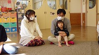 親子でふれあい遊びを楽しんでいる子ども