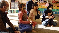 親子でふれあい遊びを楽しんでいる子ども