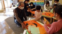 親子でハロウィンのマント作りを楽しんでいる女の子