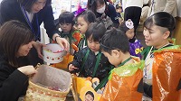 役場の方々からおやつをもらってうれしそうにしている子ども