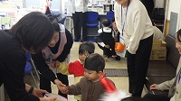 役場の方々からおやつをもらってうれしそうにしている子ども