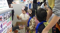役場の方々からおやつをもらってうれしそうにしている子ども