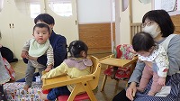 保育士の話を聞いている子ども