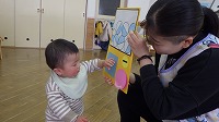 ガチャガチャを回す子ども