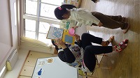 ガチャガチャを回す子ども