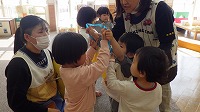 プレゼント交換をする子どもたち