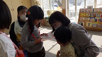 プレゼント交換をする子どもたち