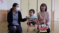 インタビューを受けるお誕生児