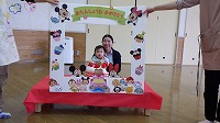 お母さんと記念撮影する誕生児