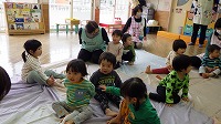 大きな布に触れて喜ぶ子ども達