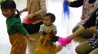 ハンドベルを鳴らして喜ぶ子ども達