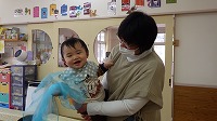 おばあさんと触れ合って遊ぶ誕生児