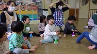 ハンドベルを鳴らして喜ぶ子ども達