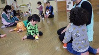 ハンドベルを鳴らして喜ぶ子ども達