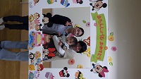 お母さんとおばあさんと記念撮影をする誕生児