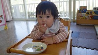 おやつを食べている女の子