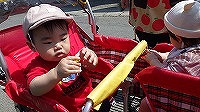 ベビーカーに乗っている男の子