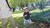 公園を歩いている男の子