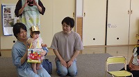 インタビューを受けているお誕生児